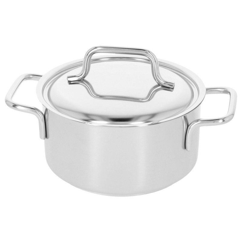 Casserole En Aluminium De Camping Avec Poignées Et Couvercle Sur Fond Blanc  Isolé