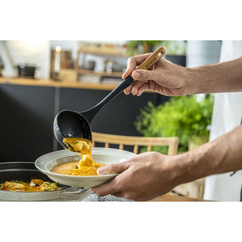 Staub - Louche à Soupe Manche Bois Silicone Noir 31 cm - Les Secrets du Chef