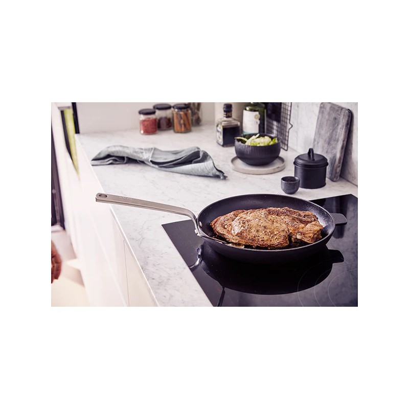 Stark Poêle en Fonte d'Acier Naturelle Nonémaillée 28 cm avec Contre-poignée  - Beka Cookware