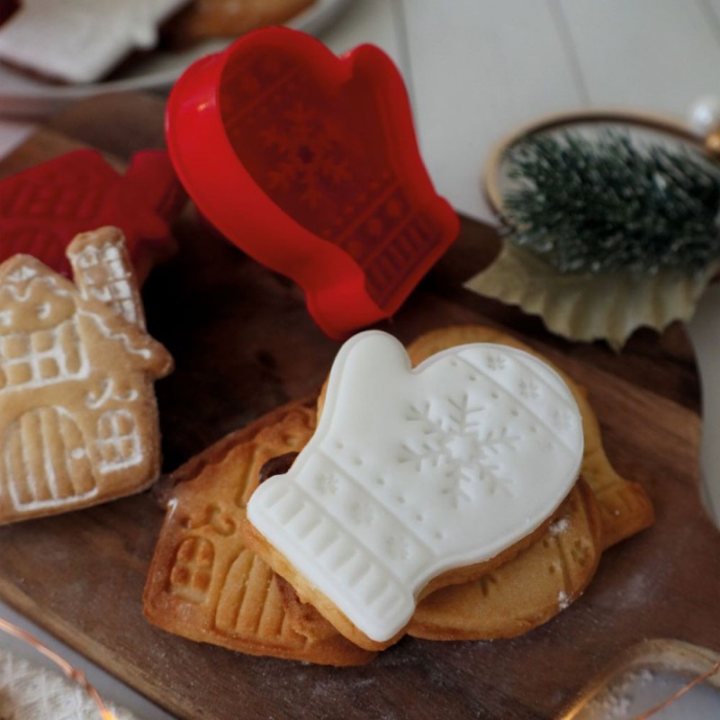 2 Découpoirs à Biscuits éjecteurs Noël - Motifs Moufle Et Maison - Plastique Alimentaire - ScrapCooking