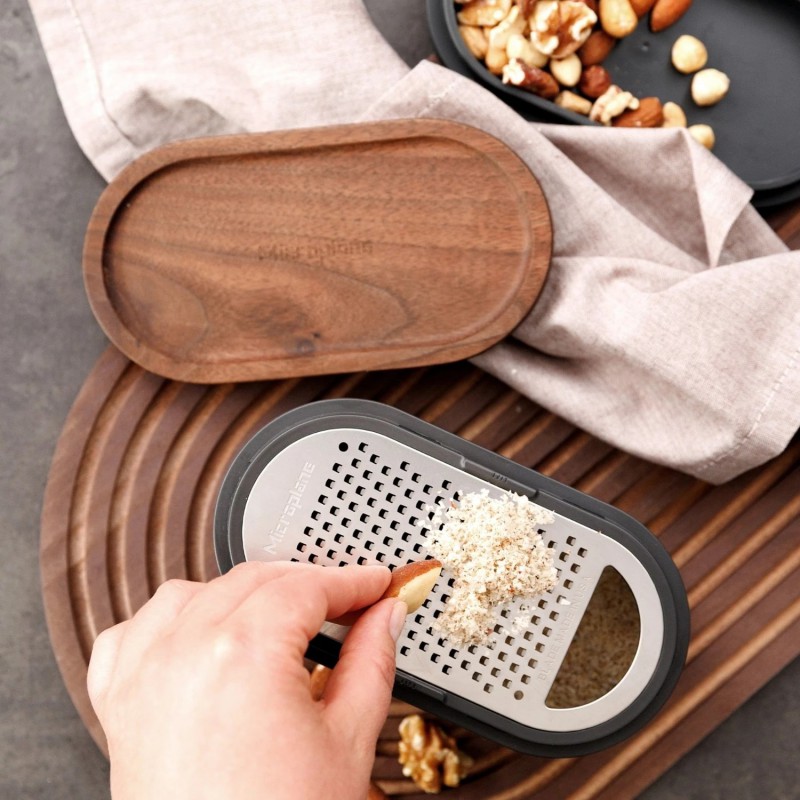 Râpe à Fromage Parmesan avec Boite de Récupération et Couvercle Anthracite - Microplane