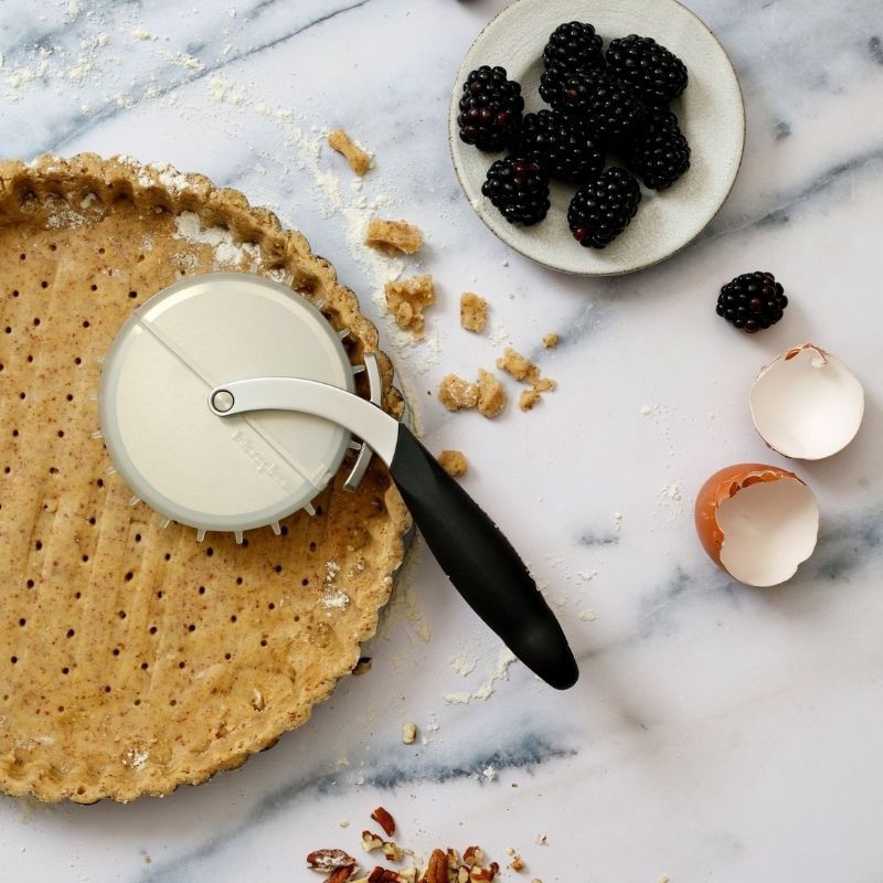 Roulette à Pizza Professionelle en Inox et Etui Pique-Pâte Amovible 17 cm  - Microplane