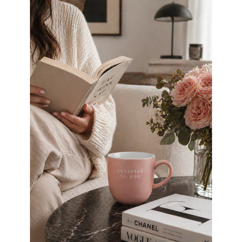 Hey Mug Message Gravé Addicted to you Céramique Rose Clair Mat 350 ml  - ASA Selection