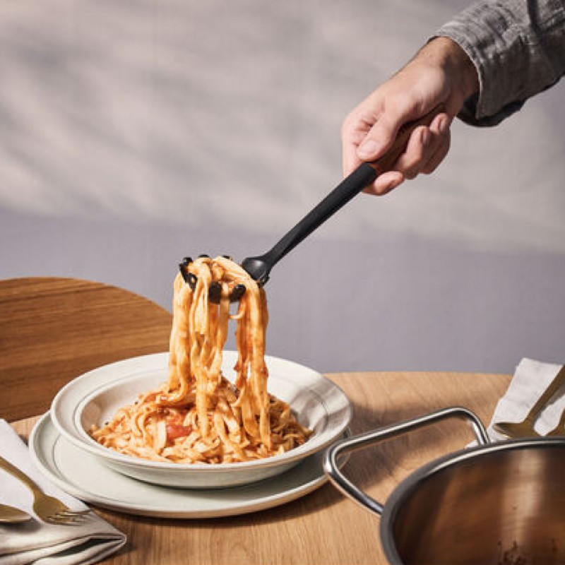 Cuillère à Pâtes Silicone Noir Manche Bois 31 cm  - Staub