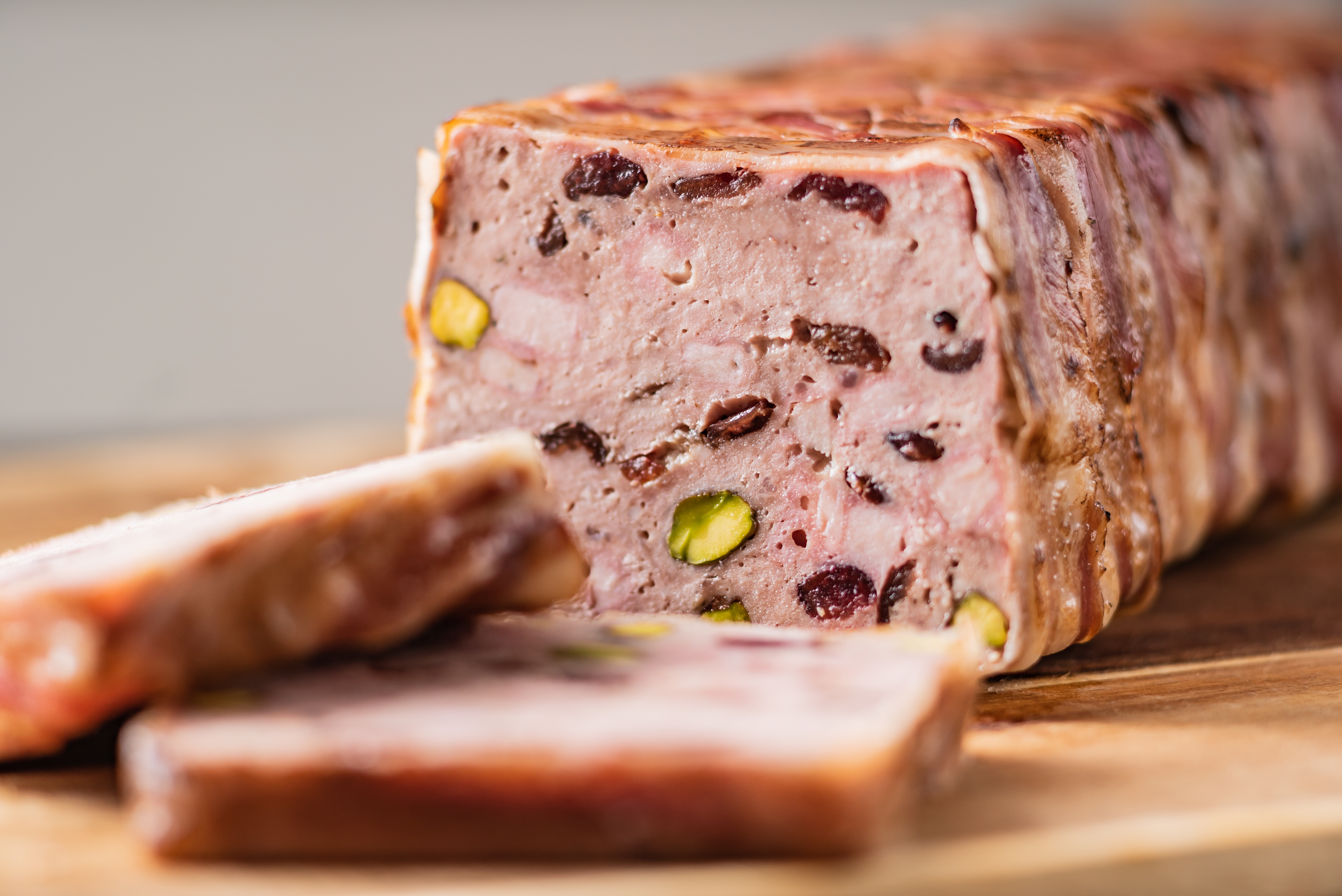 Terrine de gibier aux pistaches avec chutney aux oignons et moutarde - Les  Secrets du Chef