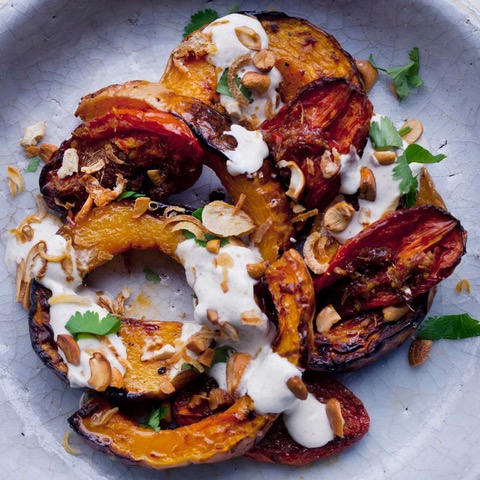 Courge rôtie, tomates et yaourt au citron vert